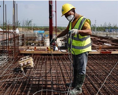 چگونه ثبات رنگ لباس انعکاسی را آزمایش کنیم؟